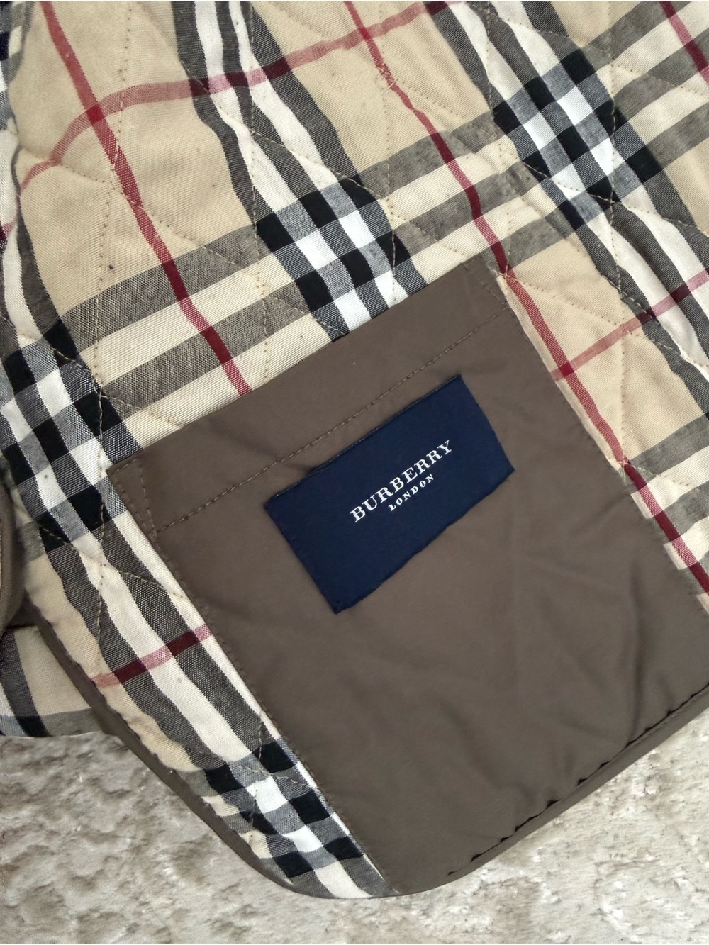 Burberry Women's Quilted Barn Jacket in Olive Green - Picture 11 of 16